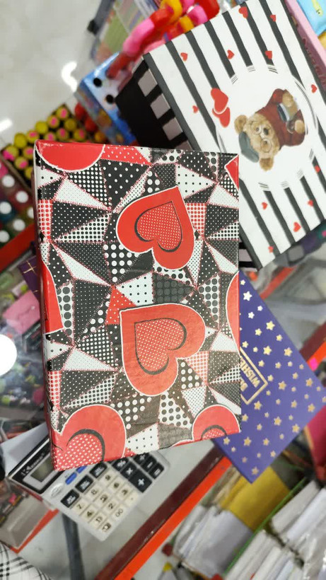 جعبه کادو فانتزی طرح قلب قرمز – بستهبندی عاشقانه و مدرن برای هدیههای خاص