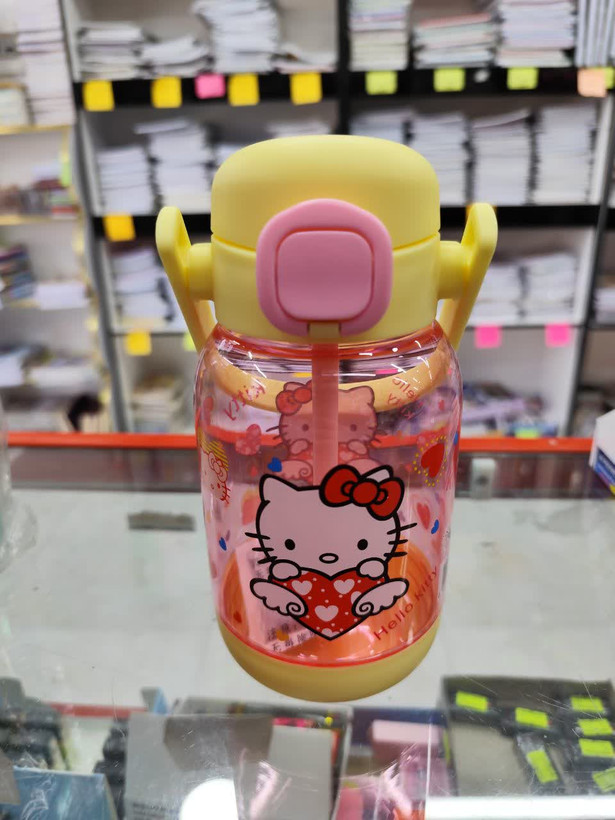 بطری آب کودکانه فانتزی Hello Kitty – طراحی رنگی و ایمن برای استفاده روزانه