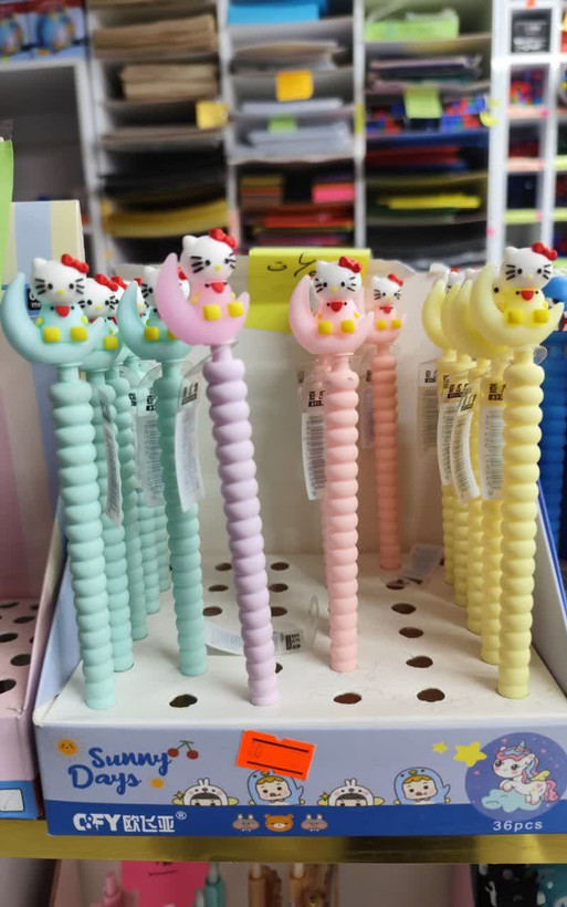 خودکار فانتزی طرح Hello Kitty روی ماه – طراحی پاستلی و بامزه برای نوشتار روزانه